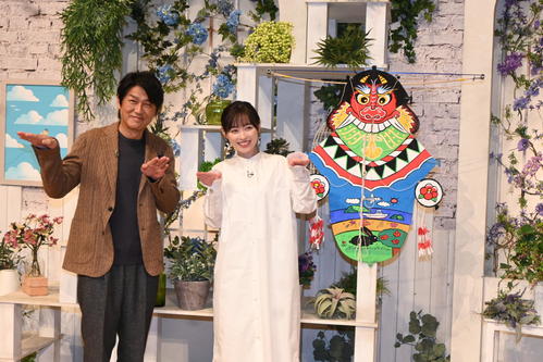 舞い上がれのポーズを決める高橋克典(左)、福原遥(撮影・松浦隆司)