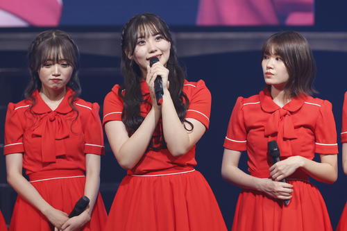初の全国ツアー千秋楽昼公演でグループ卒業を発表するNGT48小熊倫実(中央)。左は中井りか、右は安藤千伽奈