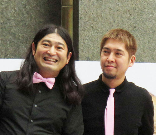 ハイキングウォーキングの鈴木Q太郎(左)と松田洋昌(2017年撮影)