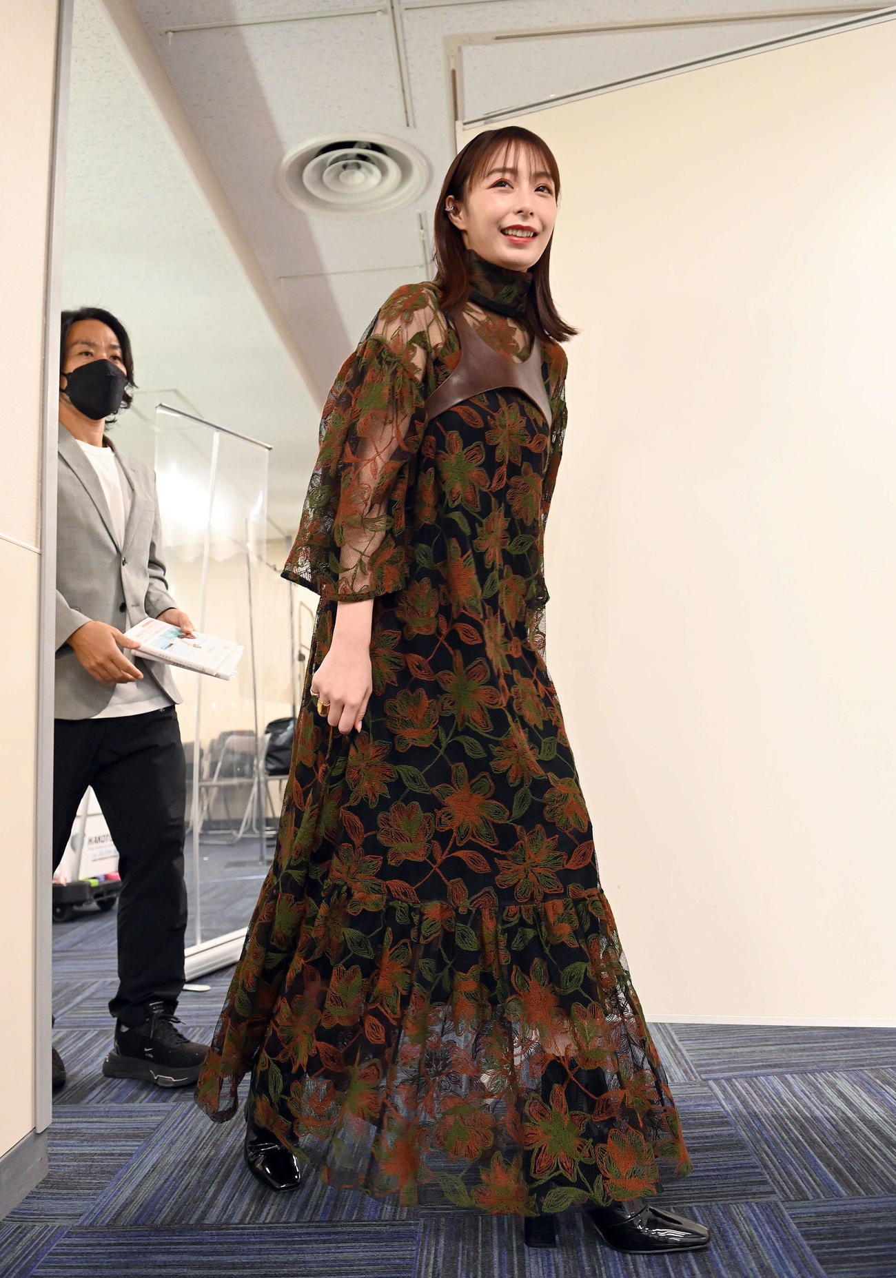 フォトエッセイ「風を食べる2」を出版した宇垣美里（撮影・たえ見朱実）
