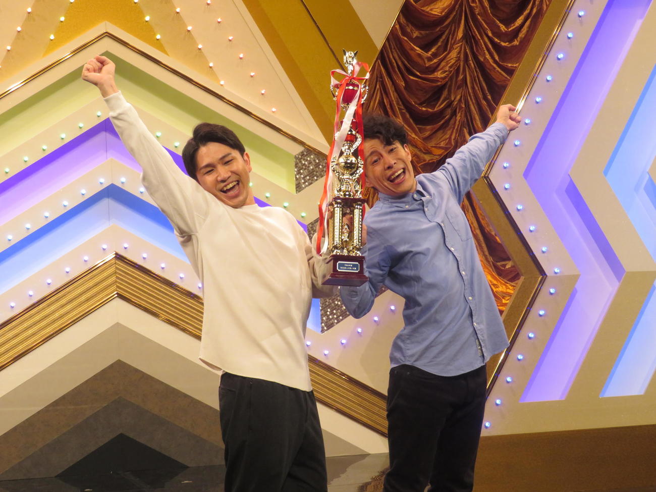 「NHK新人お笑い大賞」で優勝したスパイシーガーリックの片山智勝（左）と村木侑平（撮影・横山慧）