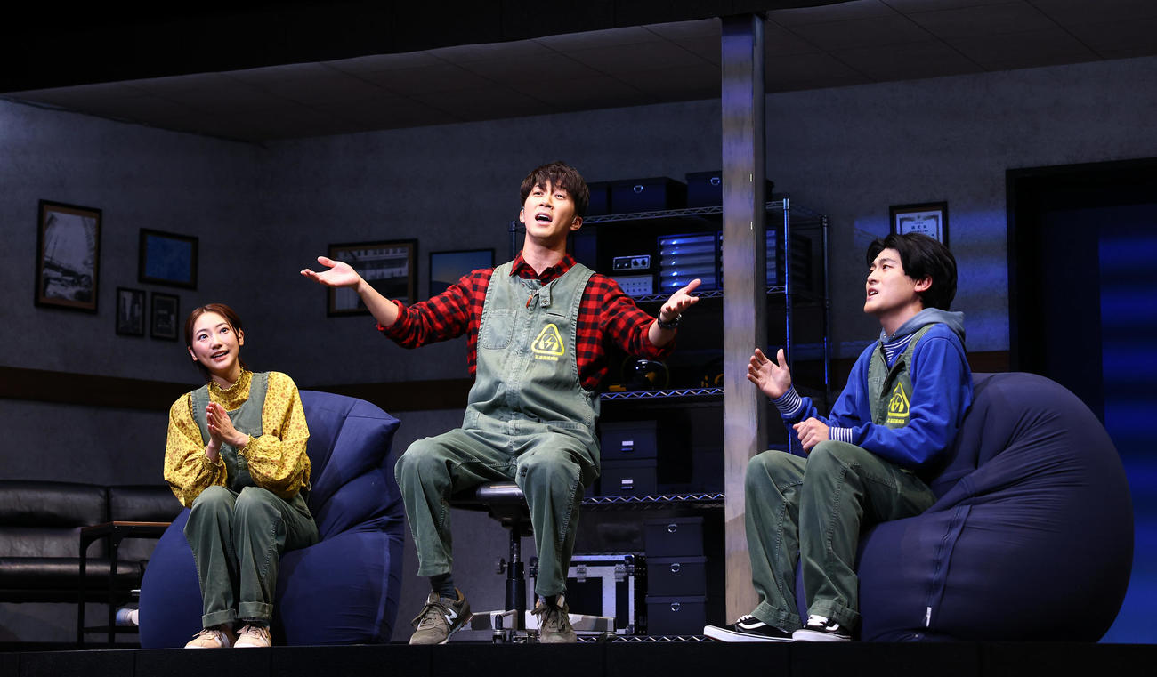 舞台「盗撮」フォトコールで演技する武田玲奈（左）、濱田崇裕（中央）、有輝（撮影・垰建太）