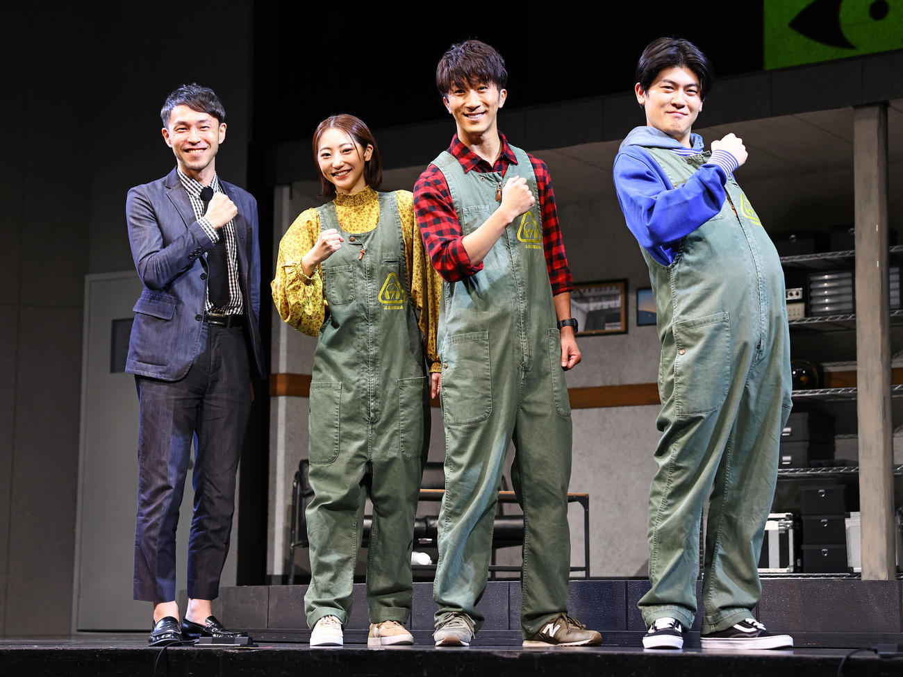 舞台「盗撮」フォトコールの囲みでポーズを決める、左から西田征史、武田玲奈、濱田崇裕、有輝（撮影・垰建太）