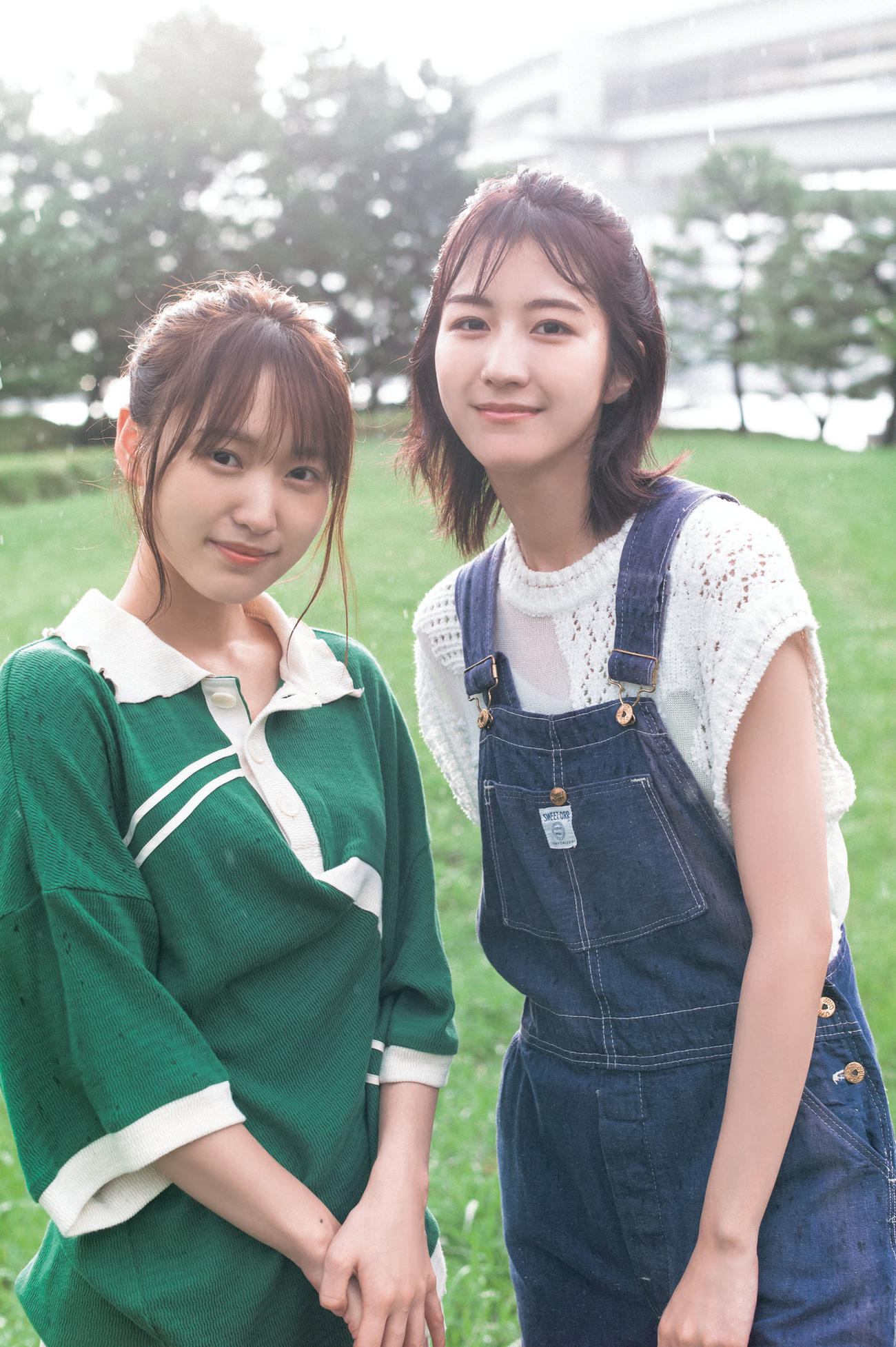 櫻坂46菅井友香の卒業写真集「大切なもの」の先行カット。右は土生瑞穂（C）細居幸次郎／集英社