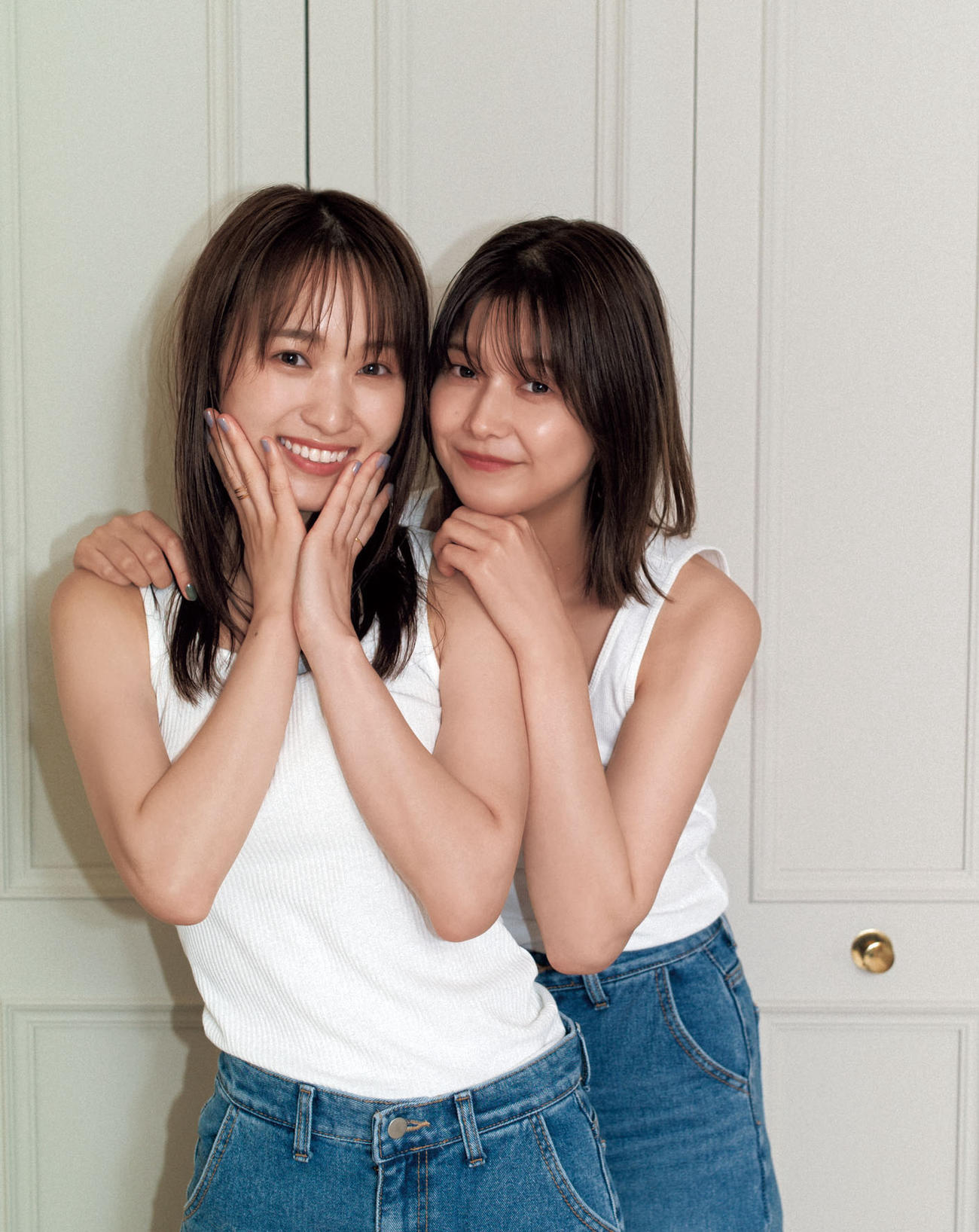 櫻坂46菅井友香の卒業写真集「大切なもの」の先行カット。右は渡邉理佐（C）細居幸次郎／集英社