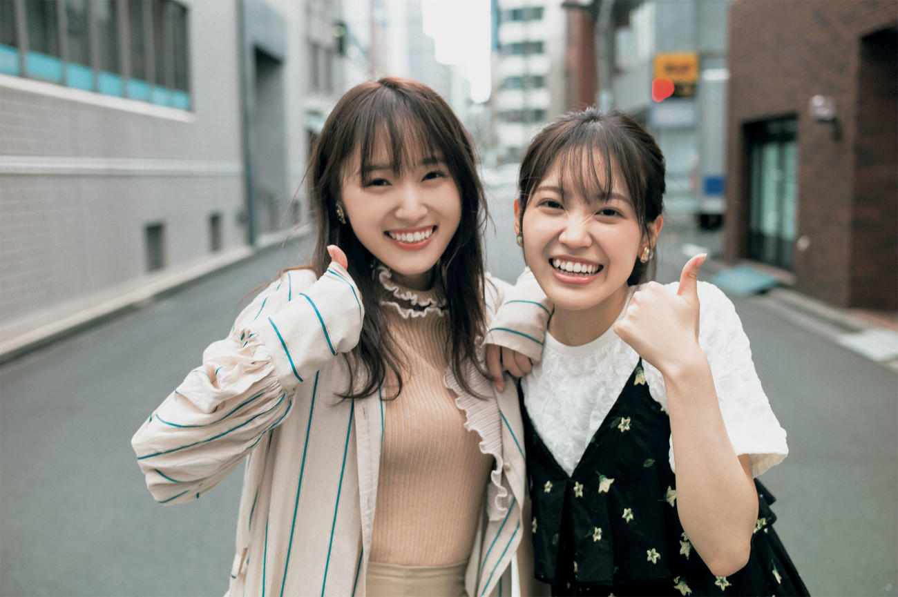櫻坂46菅井友香の卒業写真集「大切なもの」の先行カット。右は松田里奈（C）細居幸次郎／集英社