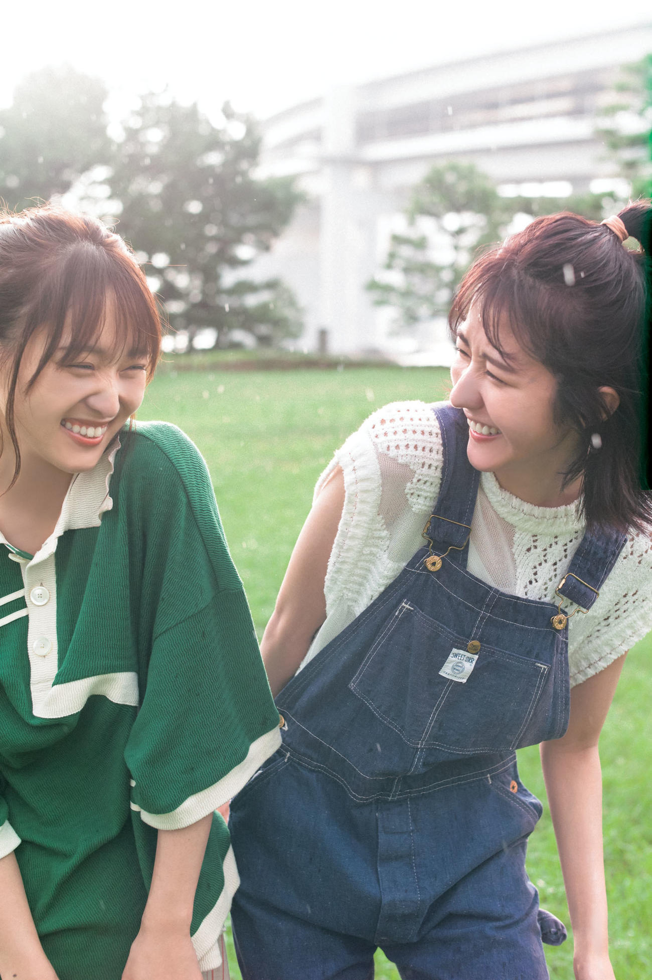 櫻坂46菅井友香の卒業写真集「大切なもの」の先行カット。右は土生瑞穂（C）細居幸次郎／集英社