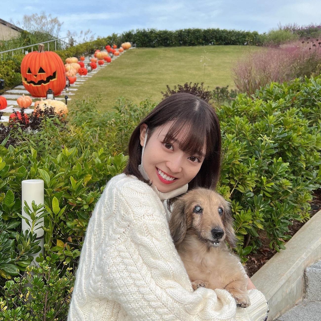 愛犬を抱っこして笑顔を見せる乃木坂46阪口珠美。阪口珠美公式インスタグラムより