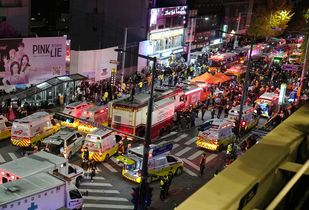 ソウルの繁華街・梨泰院で発生した事故で、現場周辺に集まった救急車両＝30日（AP＝共同）