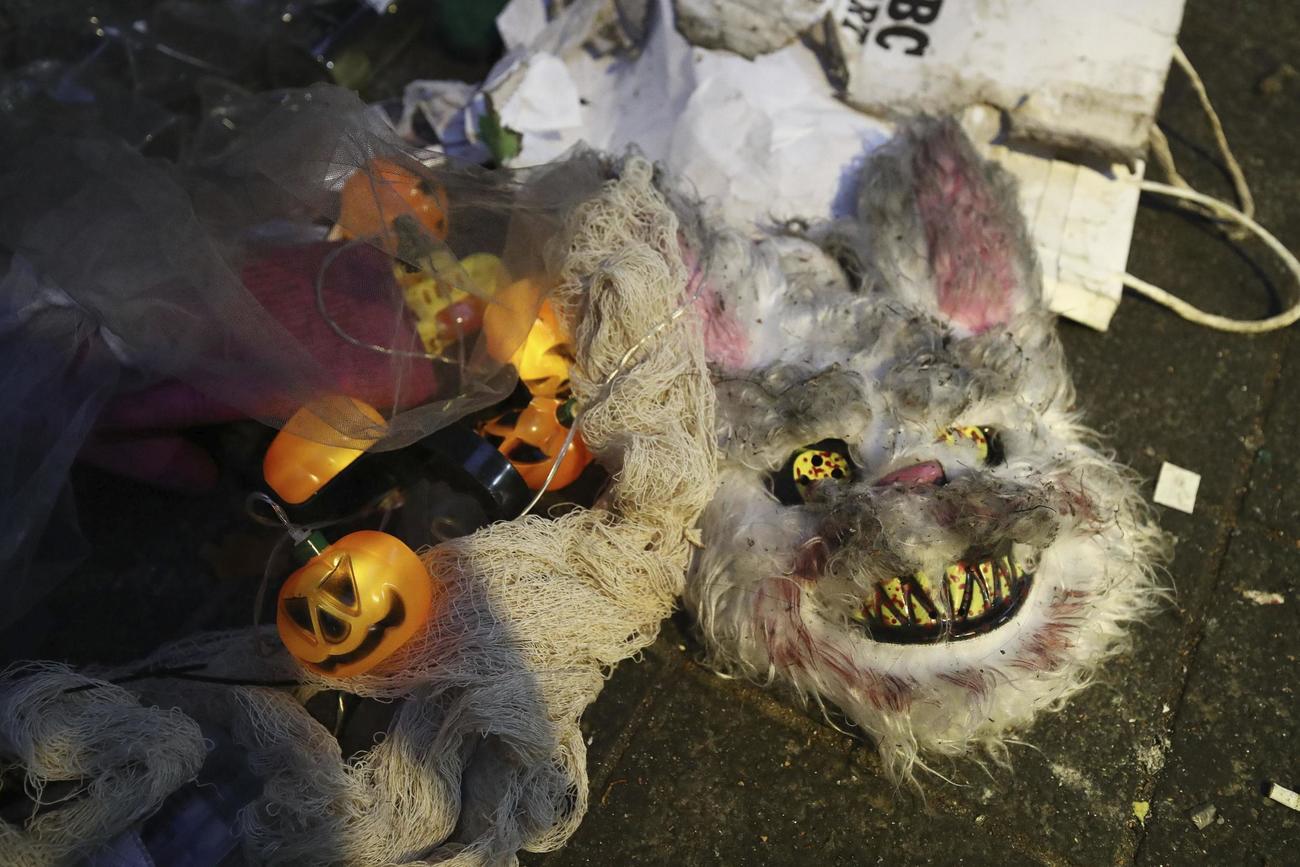 ソウルの繁華街・梨泰院で発生した事故現場周辺の路上に放置されたハロウィーンのグッズ＝30日（ゲッティ＝共同）