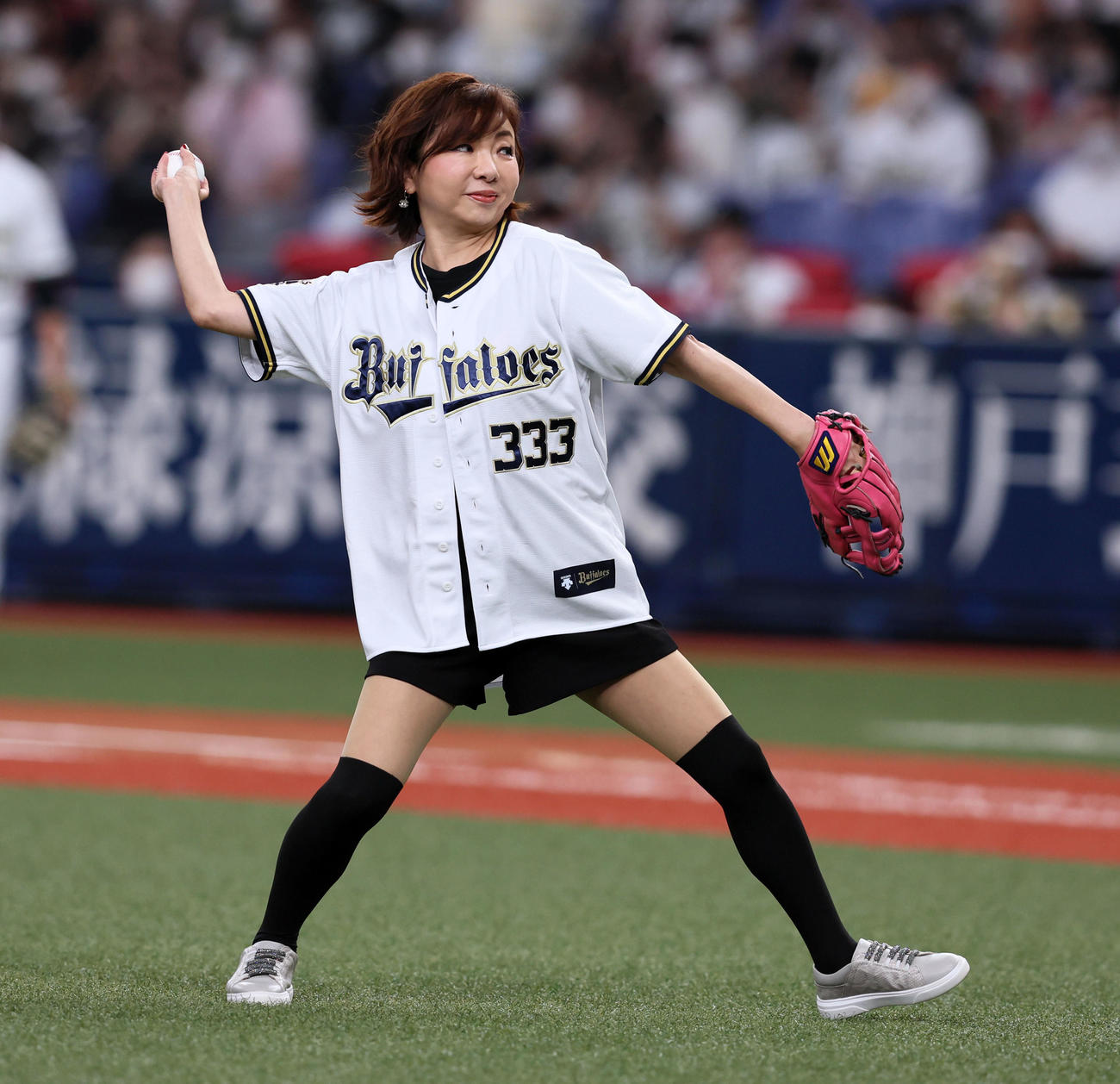 22年9月15日、オリックス対日本ハム　始球式を行ったハイヒールモモコ
