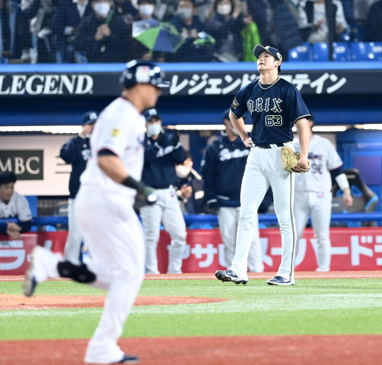 ヤクルト対オリックス　8回裏ヤクルト1死一、三塁、オスナに左越え3点本塁打を打たれがっくりする山崎颯（撮影・前岡正明）