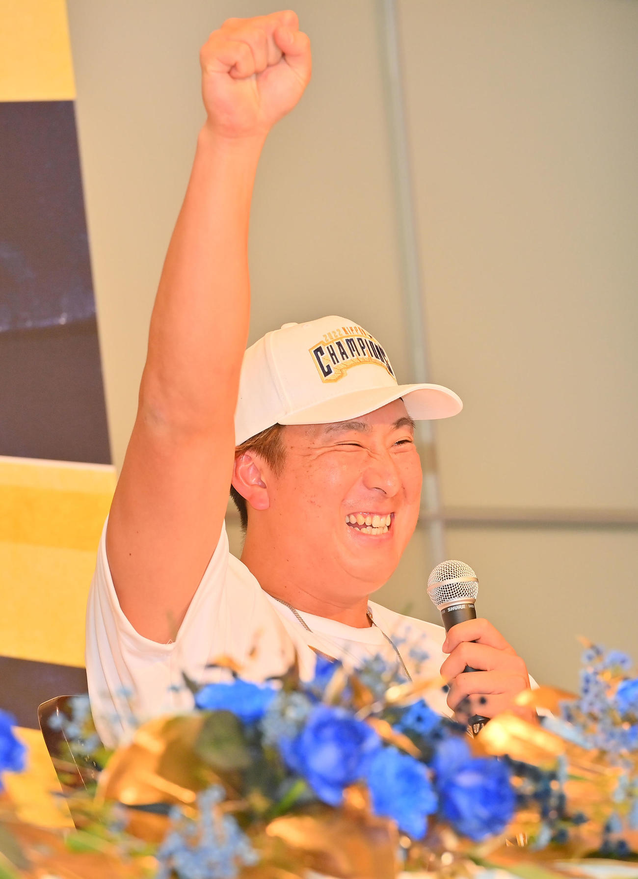たむらけんじのリクエストで昇天ポーズを披露するオリックス杉本（撮影・和賀正仁）