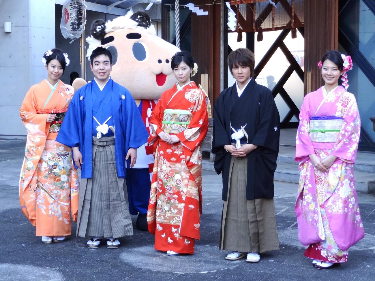 イトーカンパニー所属の新成人たち。左端が溝口恵（2015年1月撮影）