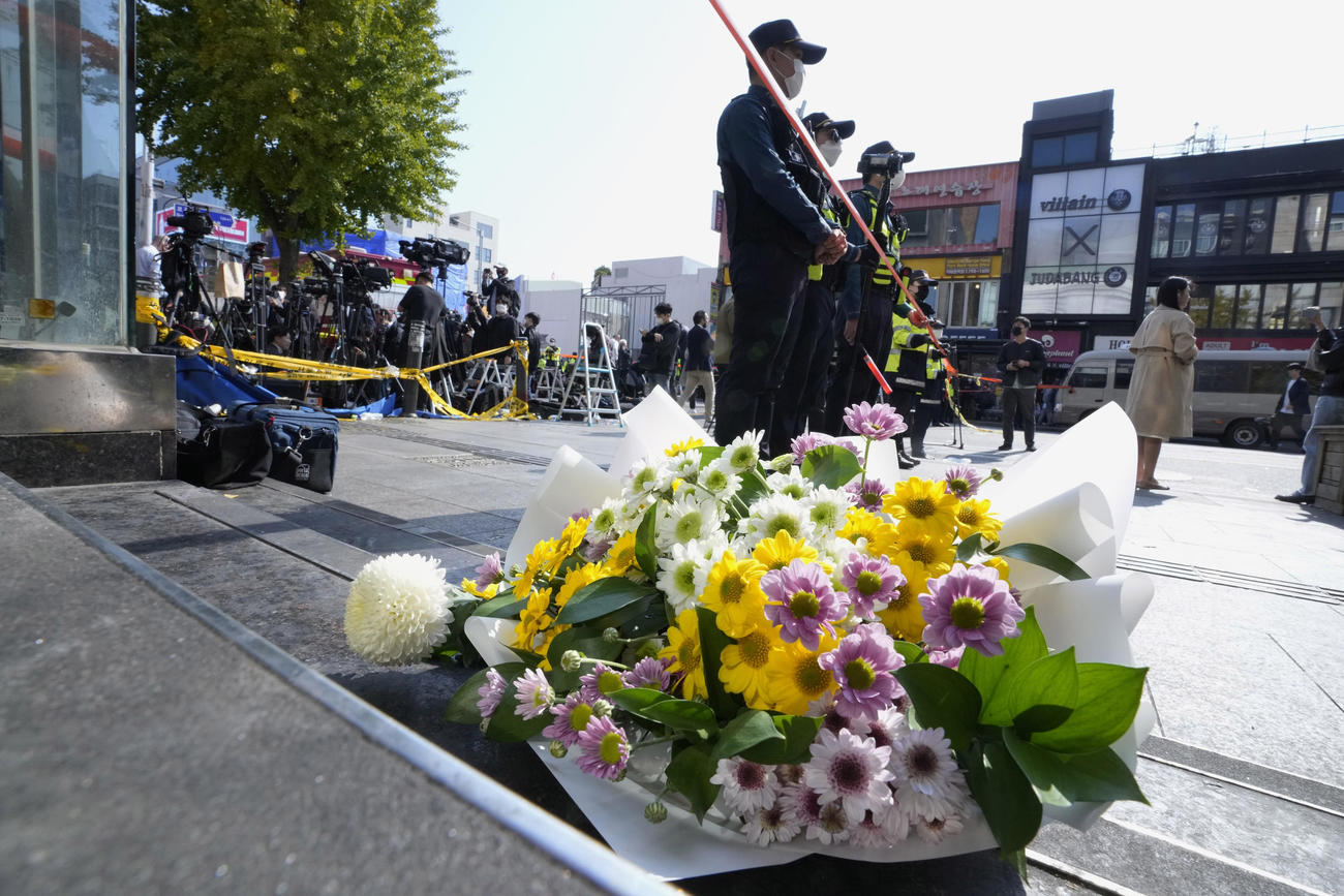ソウル梨泰院で死亡事故が発生した現場近くに置かれた花束（AP）