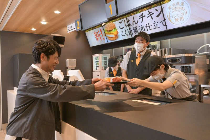 「マクドナルド新商品発売イベント」で商品を受け取る妻夫木聡（左）とクルー体験をする塙宣之（中央）と伊藤沙莉