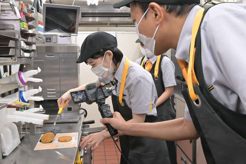 「マクドナルド新商品発売イベント」で新商品作りを体験する伊藤沙莉（中央）。右は撮影する塙宣之