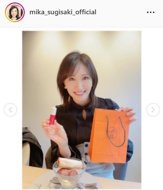 プレゼントを手に笑顔の横山ルリカ（杉崎美香のインスタグラムより）