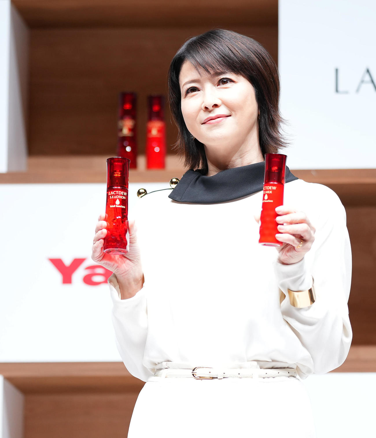 ヤクルト「ラクトデュウ」商品説明会・テレビCM発表会に登壇し商品を手に写真に納まる森高千里（撮影・垰建太）