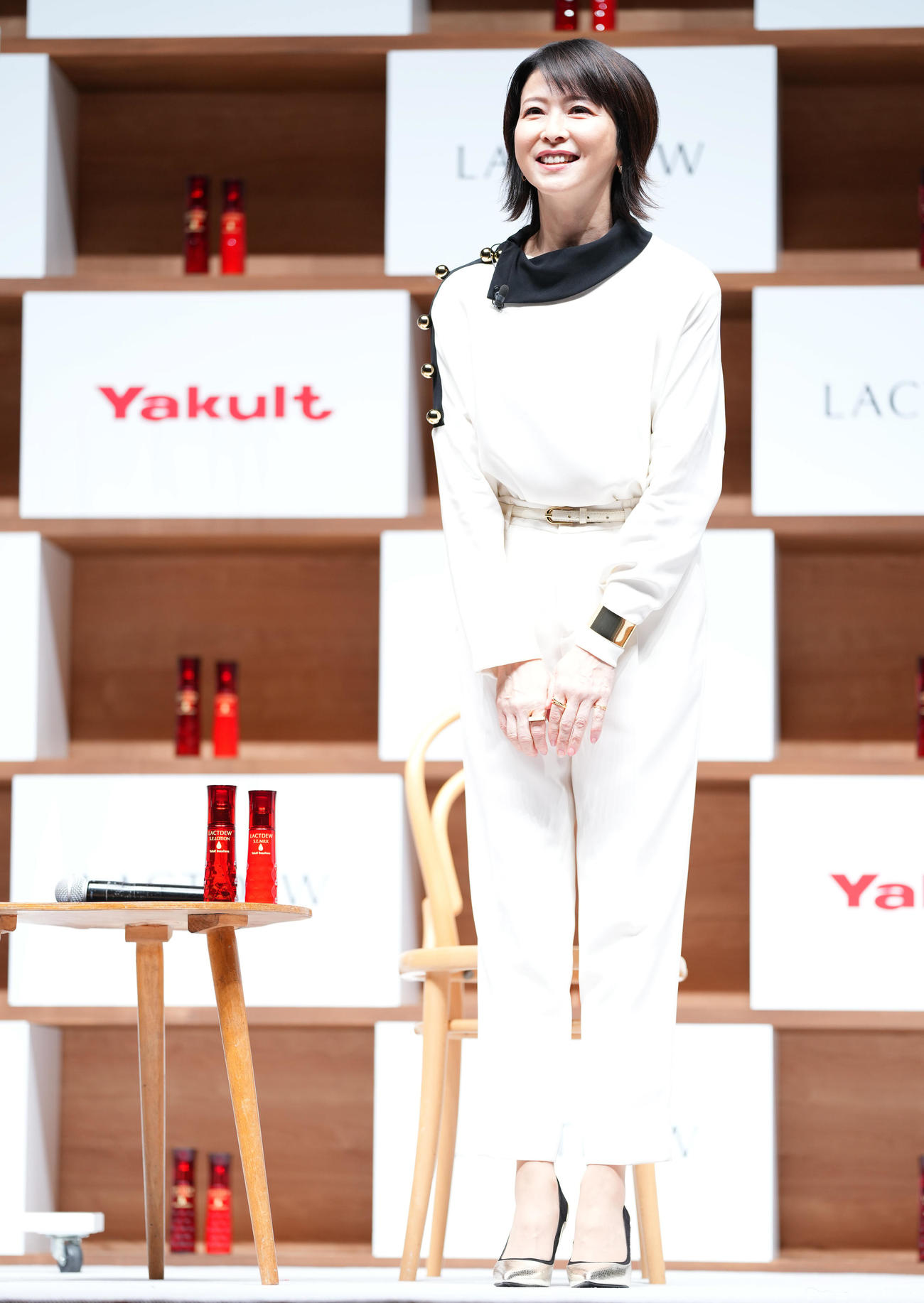 ヤクルト「ラクトデュウ」商品説明会・テレビCM発表会に登壇し笑顔を見せる森高千里（撮影・垰建太）