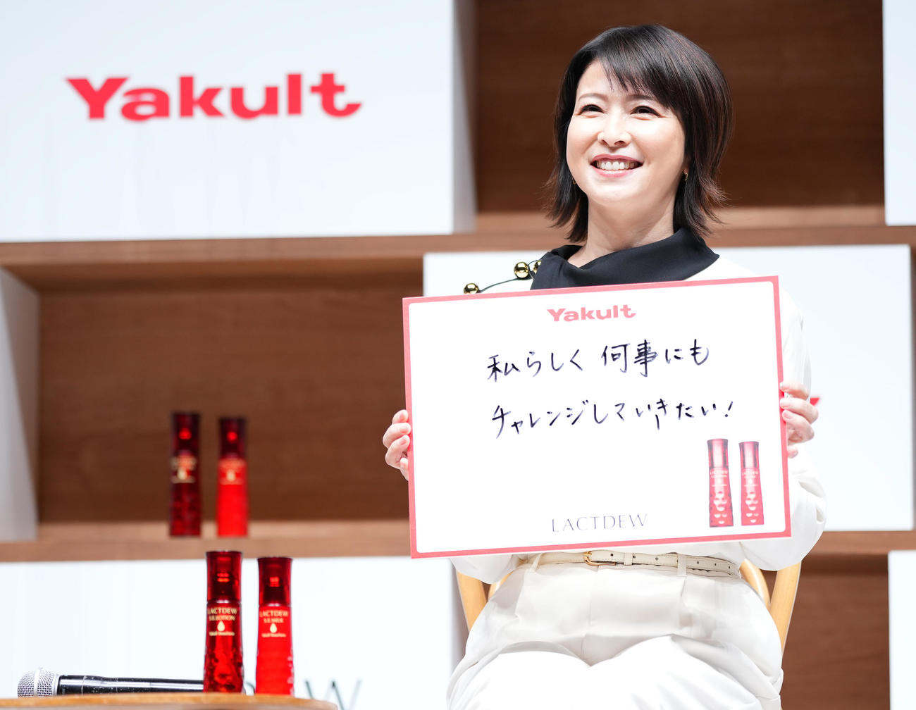 ヤクルト「ラクトデュウ」商品説明会・テレビCM発表会に登壇しフリップに「私らしく何事にもチャレンジしていきたい！」と記した森高千里（撮影・垰建太）