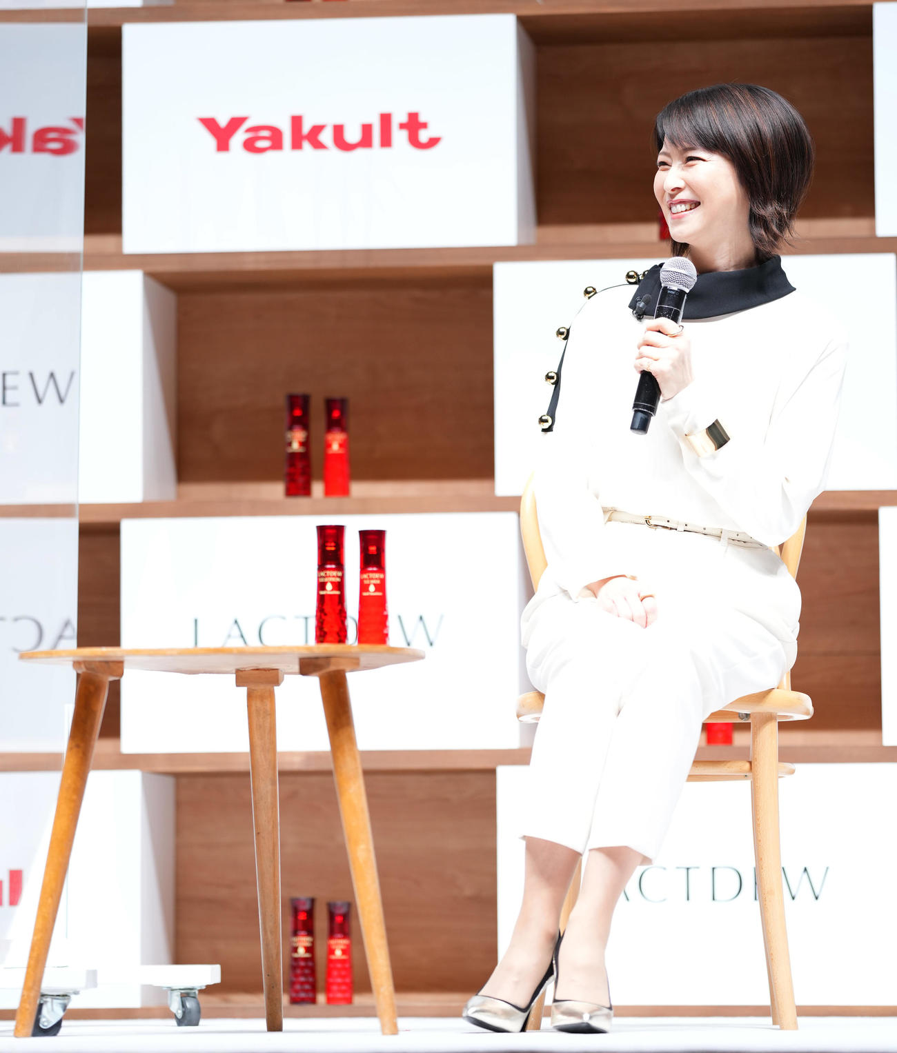 ヤクルト「ラクトデュウ」商品説明会・テレビCM発表会に登壇し笑顔を見せる森高千里（撮影・垰建太）