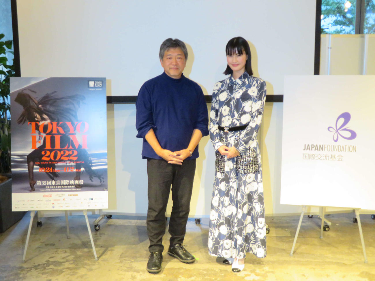 東京国際映画祭「交流ラウンジ」で対談した是枝裕和監督と橋本愛（撮影・村上幸将）