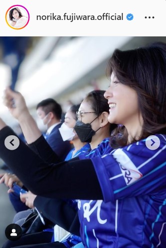 サッカー観戦を楽しむ藤原紀香