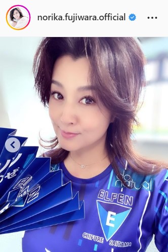 ハリセンを持って決め顔の藤原紀香