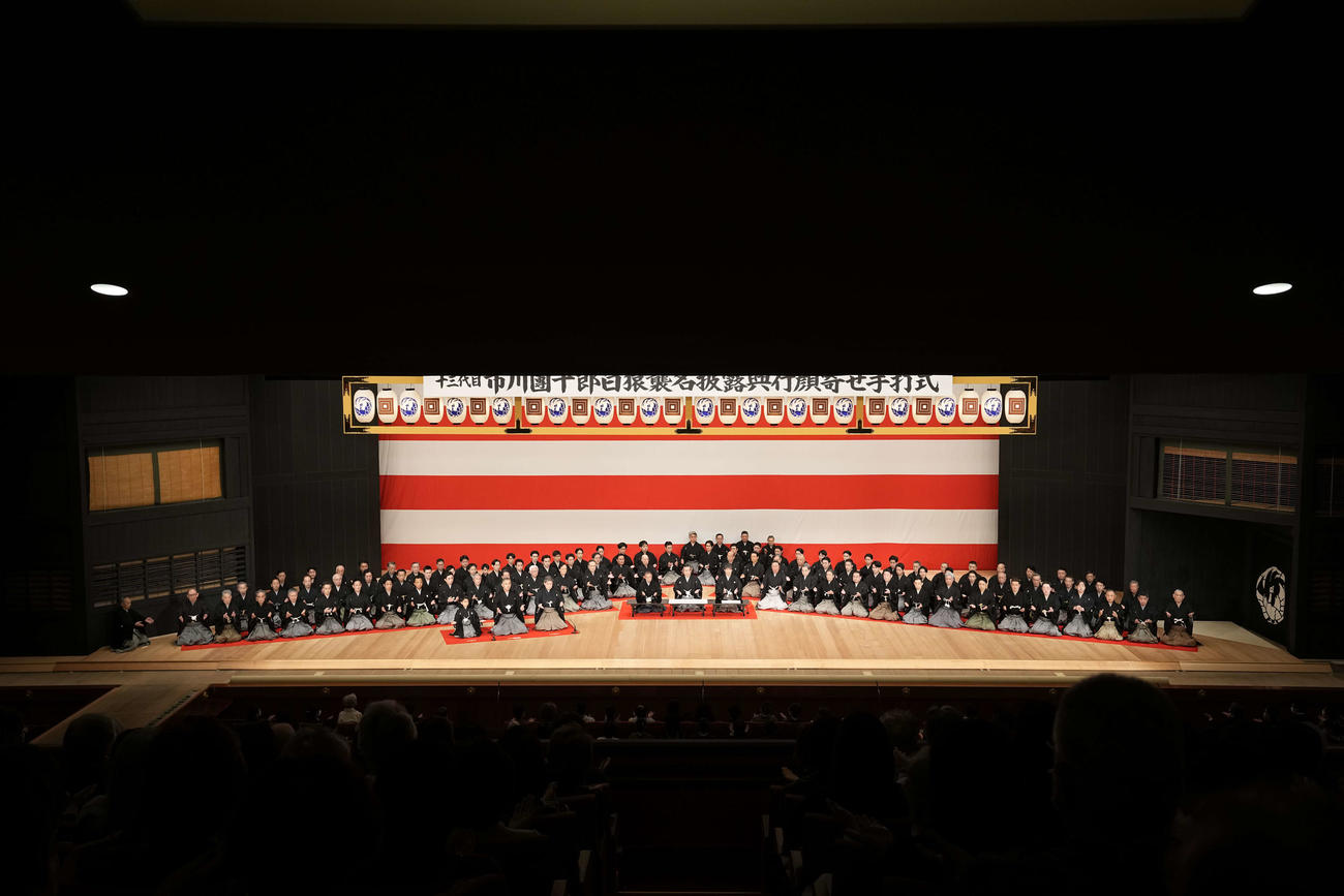 13代目市川團十郎白猿襲名記念の歌舞伎座特別公演の「顔寄せ手打ち式」（C）松竹