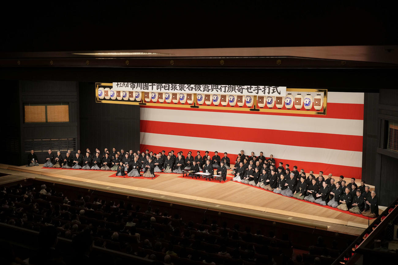 13代目市川團十郎白猿襲名記念の歌舞伎座特別公演の「顔寄せ手打ち式」（C）松竹