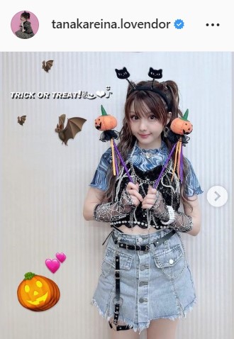 ハロウィーンでミニスカコスプレ姿の田中れいな