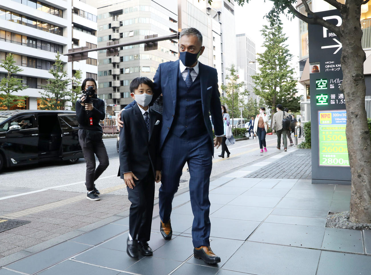 長男である8代目市川新之助（左）を抱き寄せ、自身の襲名披露記念公演が行われる歌舞伎座に入る13代目市川團十郎白猿（撮影・狩俣裕三）