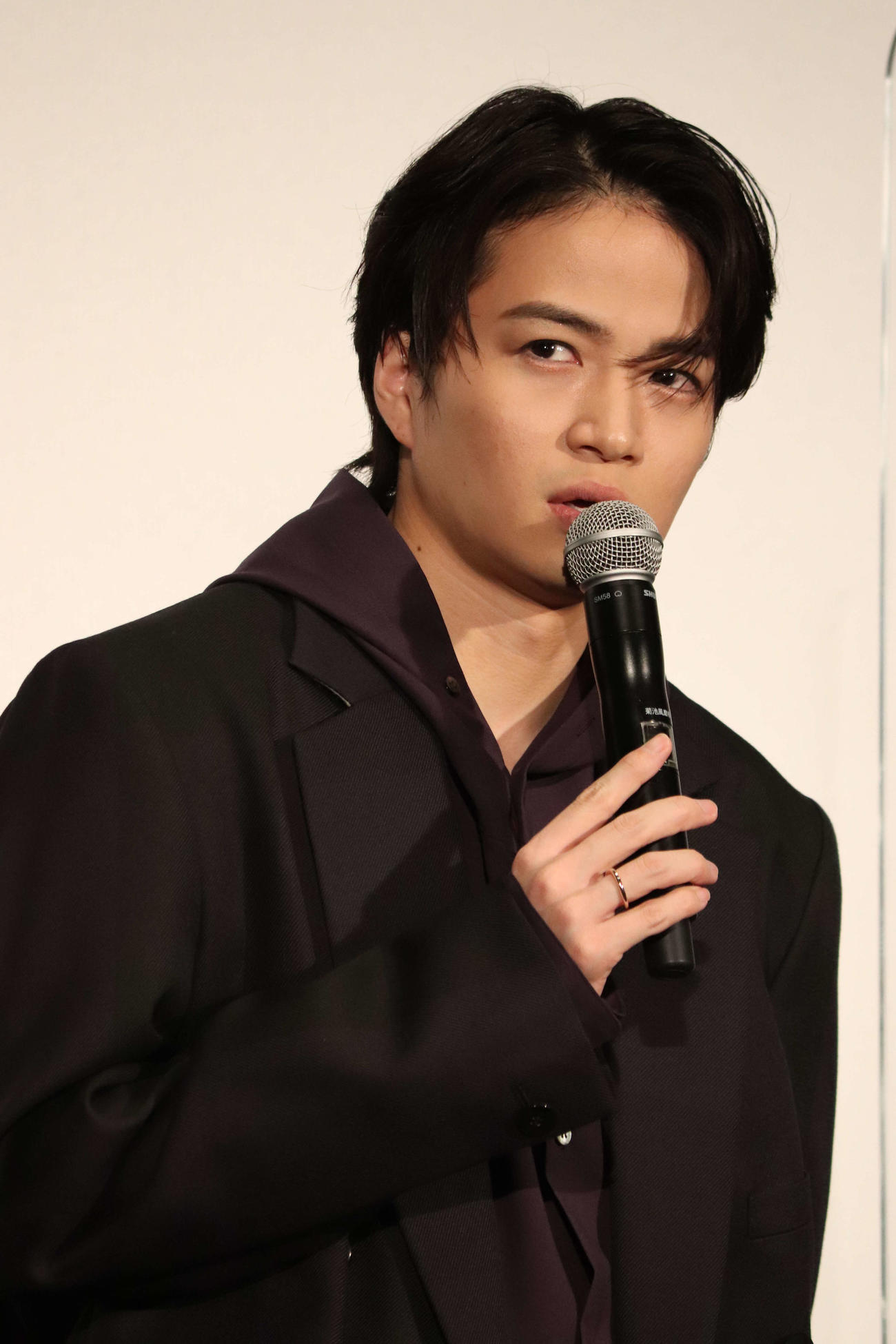映画「もっと超越した所へ。」御礼舞台あいさつでトークする菊池風磨（撮影・加藤理沙）