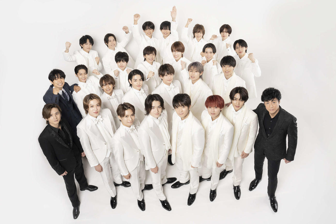 舞台「ジャニーズ・ワールド　ネクストステージ」に出演するジャニーズJr．たちと、演出を手掛ける先輩タレント。前列左から堂本光一、佐藤龍我、那須雄登、岩崎大昇、高橋優斗、井上瑞稀、橋本涼、東山紀之。2列目左から藤井直樹、金指一世、浮所飛貴、猪狩蒼弥、作間龍斗。3列目左から井ノ原快彦、安嶋秀生、北川拓実、川崎皇輝、ヴァサイェガ渉、織山尚大、黒田光輝。後列左から豊田陸人、檜山光成、深田竜生、内村颯太、元木湧、青木滉平