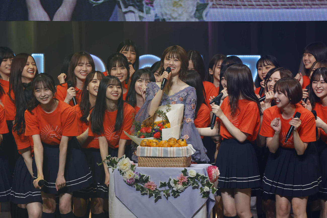 「乃木坂46　樋口日奈　卒業セレモニー」のアンコールでメンバーと集合して笑顔の樋口日奈（中央）