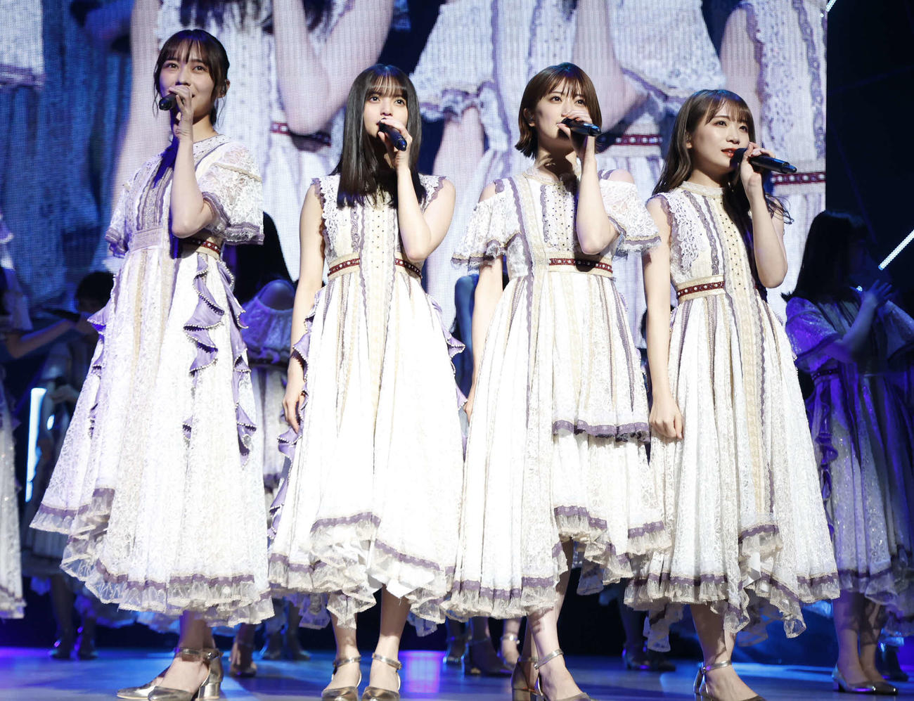 「乃木坂46　樋口日奈　卒業セレモニー」で歌う、左から鈴木絢音、齋藤飛鳥、樋口日奈、秋元真夏