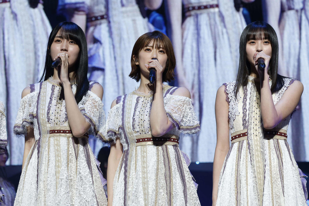 「乃木坂46　樋口日奈　卒業セレモニー」で歌う樋口日奈（中央）、賀喜遥香（左）、遠藤さくら