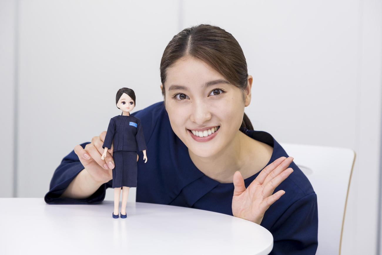 同じ制服をまとった土屋太鳳とリカちゃん
