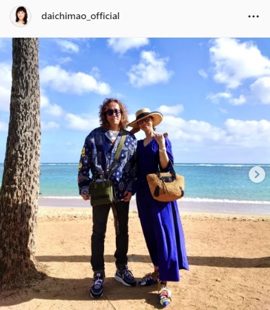 ハワイの浜辺で夫の森田恭通氏とツーショットに納まる大地真央（大地真央のインスタグラムより）