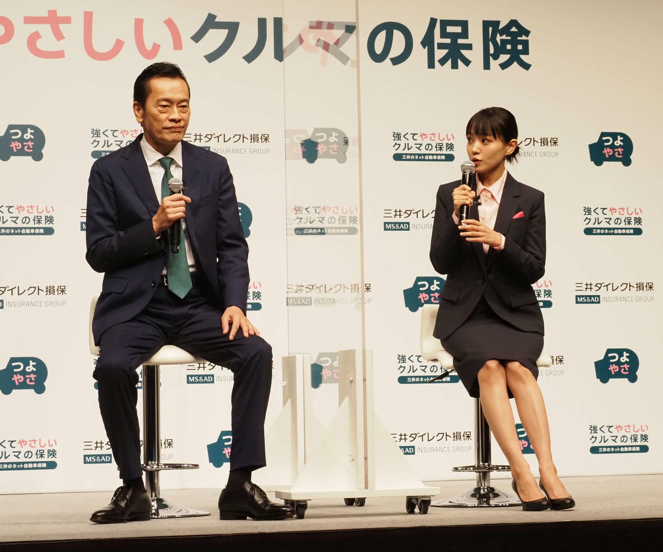 三井ダイレクト損保TVCM発表会に出席した遠藤憲一（左）と奈緒（撮影・遠藤尚子）