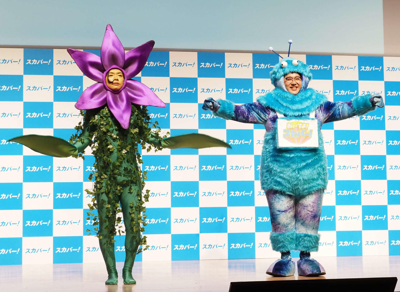 オリジナルキャラクターの着ぐるみで登場した野田クリスタル（左）と村上（撮影・遠藤尚子）