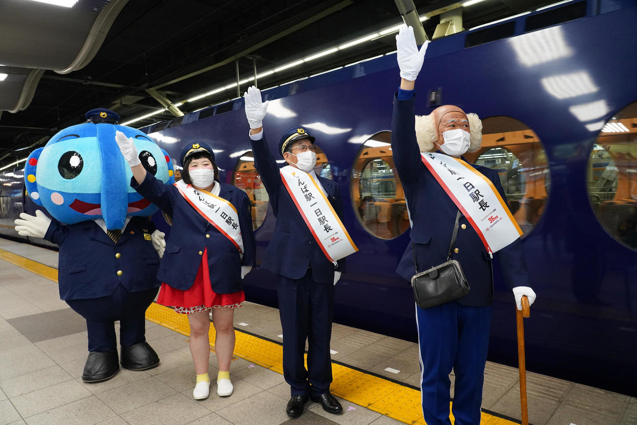 駅長として出発合図をする3人。左から酒井藍、間寛平、辻本茂雄