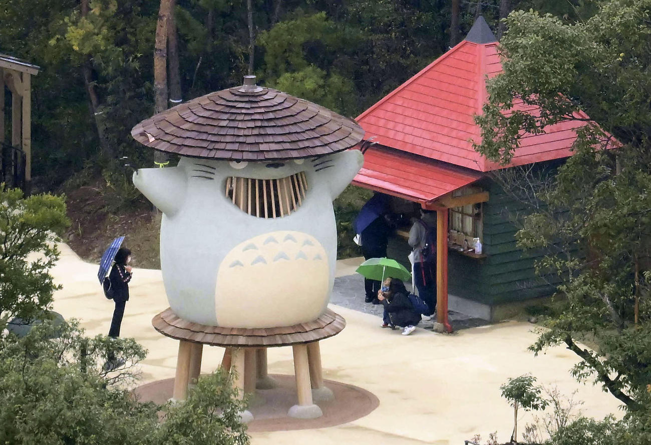 ジブリパーク「どんどこ森」エリアの巨大なトトロの木製遊具＝1日午前10時15分、愛知県長久手市（共同通信社ヘリから）