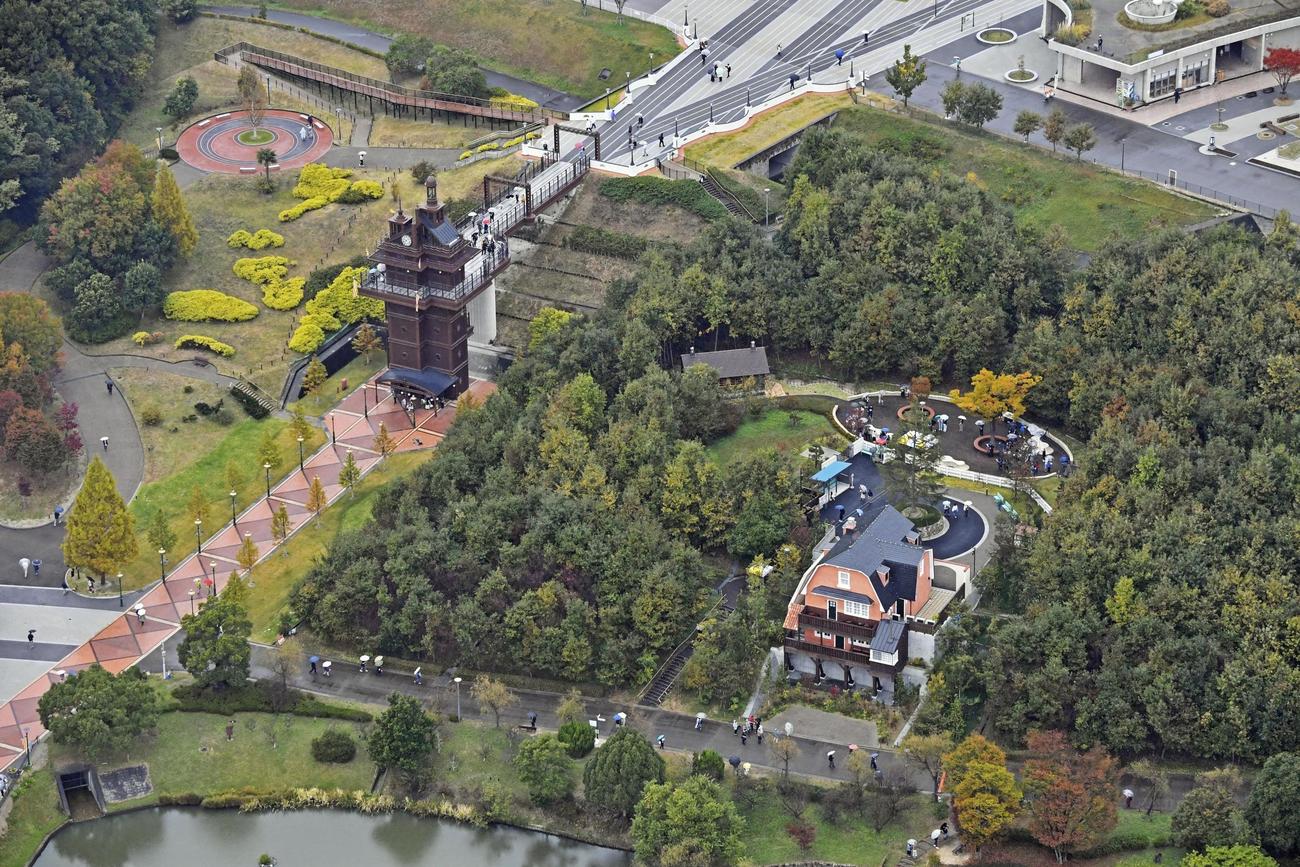 愛知県長久手市の愛・地球博記念公園にオープンしたジブリパーク。手前右は「青春の丘」エリアの「地球屋」。左は「エレベーター塔」＝1日午前10時7分（共同通信社ヘリから）