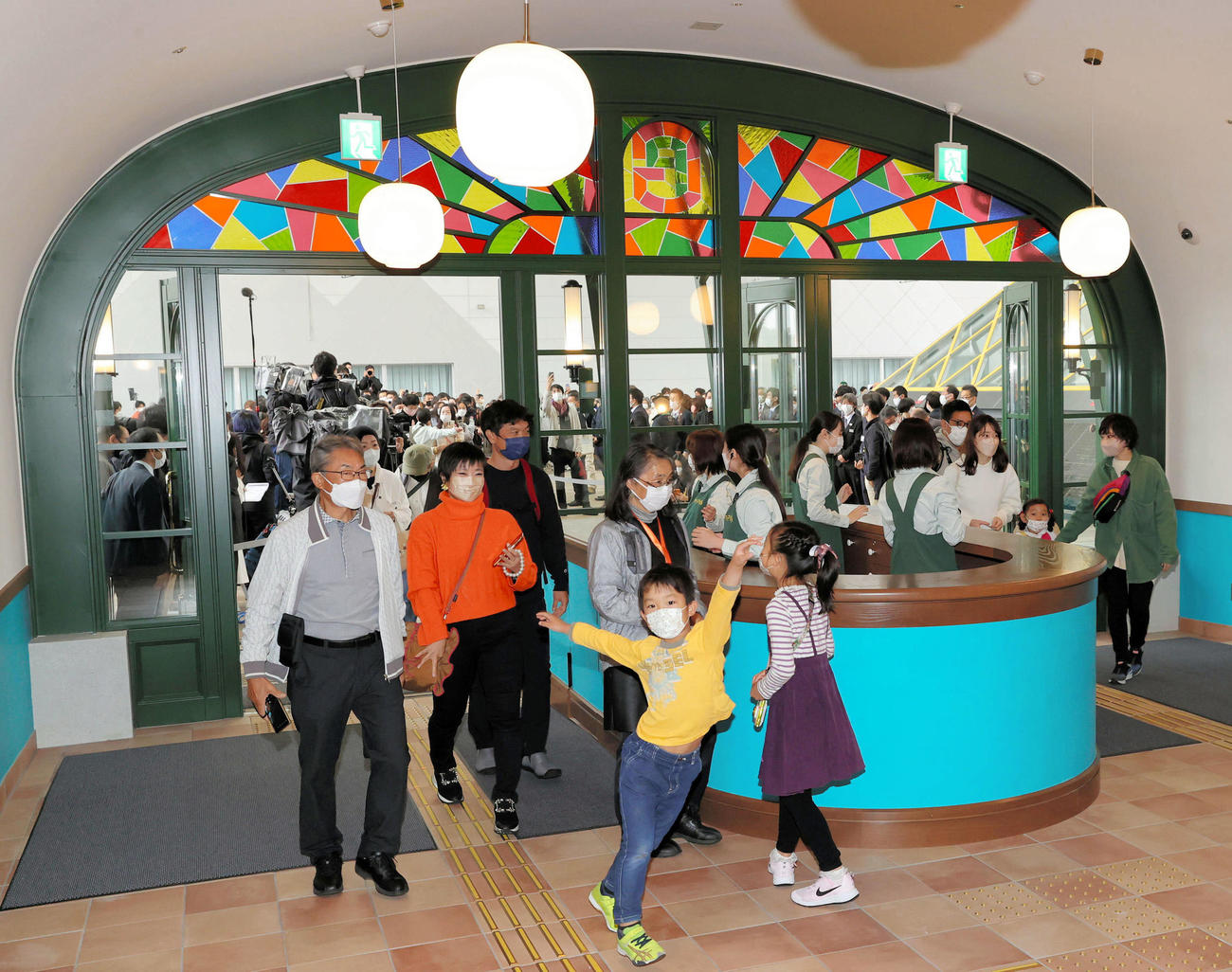 ジブリパークがオープンし、「ジブリの大倉庫」エリアに入場する来園客＝1日午前、愛知県長久手市（代表撮影）