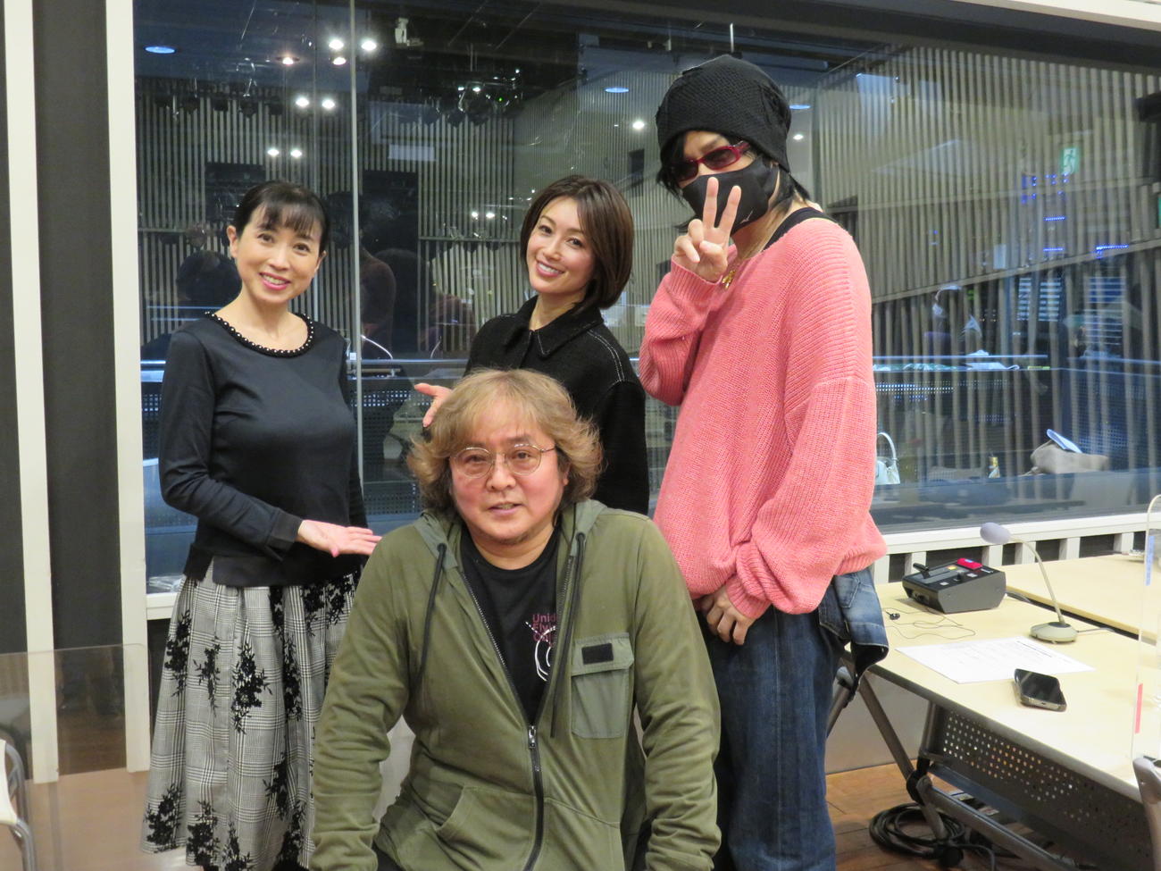 デビュー45年を迎えた原田真二（後列左から）西村知美、酒井法子、京本政樹