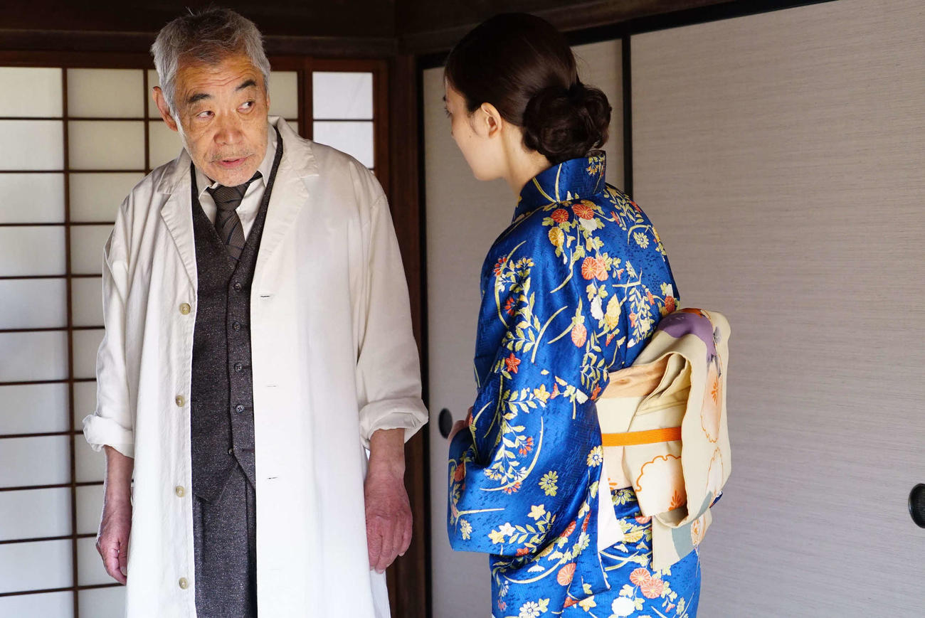 かず子役の宮本茉由（右）と三宅医師役の柄本明ⓒ2022「鳩のごとく　蛇のごとく　斜陽」製作委員会
