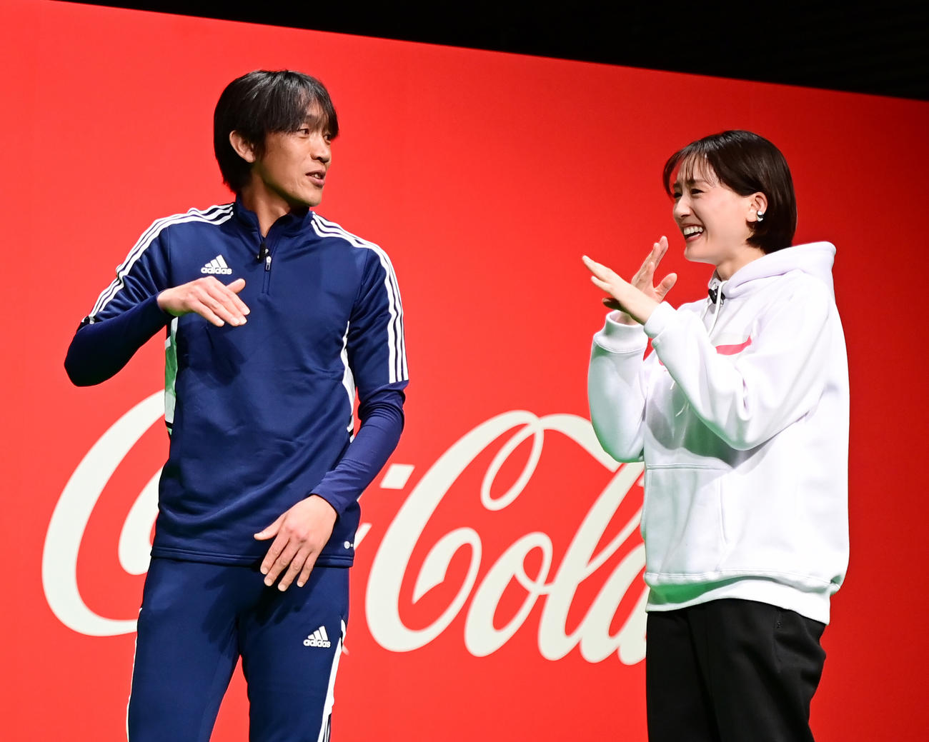 「コカ・コーラ」FIFAワールドカップ開催国ボトル発売記念イベントのキックターゲットチャレンジで自らの放ったボールが枠に当たり一挙に3枚の的が外れるパプニングが起こるもバツを作り外れを確認する綾瀬はるか。左は元サッカー日本代表の中村氏（撮影・小沢裕）