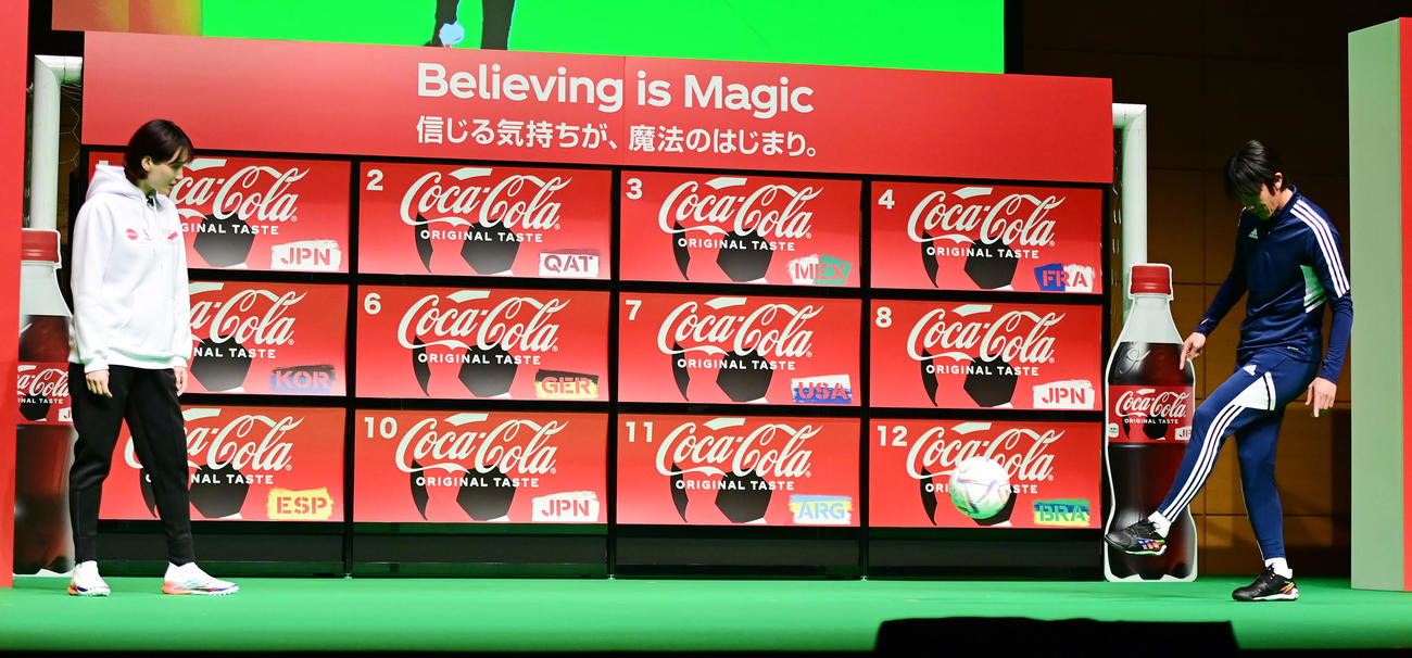「コカ・コーラ」FIFAワールドカップ開催国ボトル発売記念イベントでパス交換する綾瀬はるか（左）と元サッカー日本代表の中村氏（撮影・小沢裕）